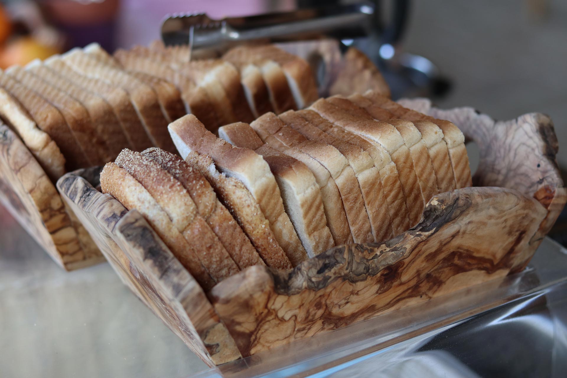 Toastbrot auf Frühstücksbuffet im Honigtal Farmland